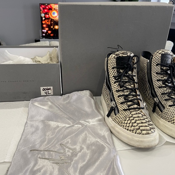 Selling as it is rarely being worn. Serious inquiries only. pristine condition. - Picture 3 of 3